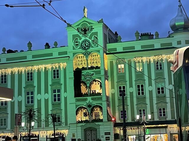 Stimmungsvolles Rathaus Gmunden in adventlicher Stimmung