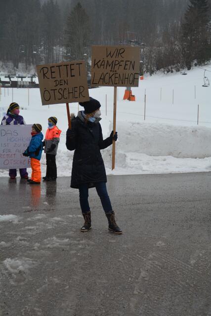 Demonstration gegen die Schließung der Ötscherlifte in Lackenhof