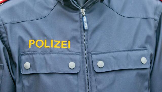 Ein 20-jähriger Salzburger bedrohte zwei junge Frauen aus dem Pinzgau. Die Polizei sprach ein Betretungs- und Annäherungsverbot aus.