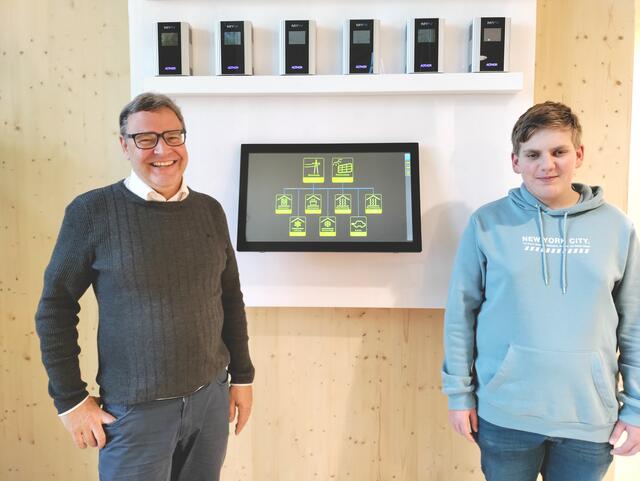 Mithilfe von CoderDojo und der Zukunftsregion Steyr hat Francesco eine Lehrstelle gefunden und ist sichtlich glücklich dabei. Gerhard Rimpler, GF von my-PV (li), Francesco (re)
 | Foto: TIC Steyr