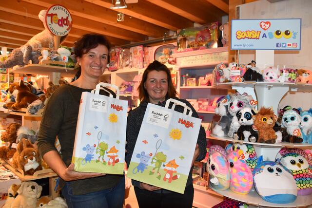 Alexandra Rizk und Nina Plattner freuen sich auf viele Bestellungen über Click &amp; Collect.
