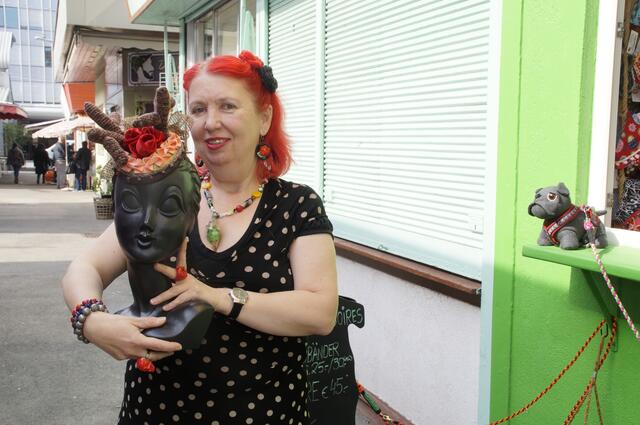 Karin Bergmayer mit einem ihrer Hut-Kreationen, die sie zur Eröffnung ihres Marktstands kreierte.