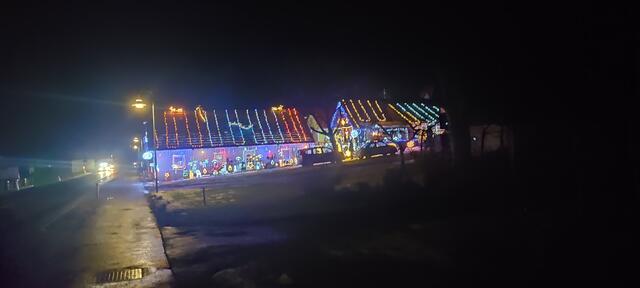 Wenn man auf der B 76 von Deutschlandsberg in Richtung Bad Schwanberg fährt, präsentiert sich das Weihnachtshaus auf Höhe Aichegg, farbenfroh leuchtend und von Weitem sichtbar.