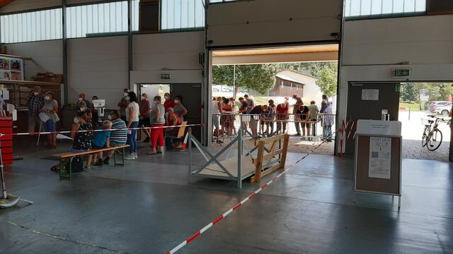 In der Grenzlandhalle Heiligenkreuz werden wieder täglich von 7.00 bis 19.00 Uhr Antigen-Spucktests angeboten, deren Ergebnis 24 Stunden am Arbeitsplatz gültig ist.
