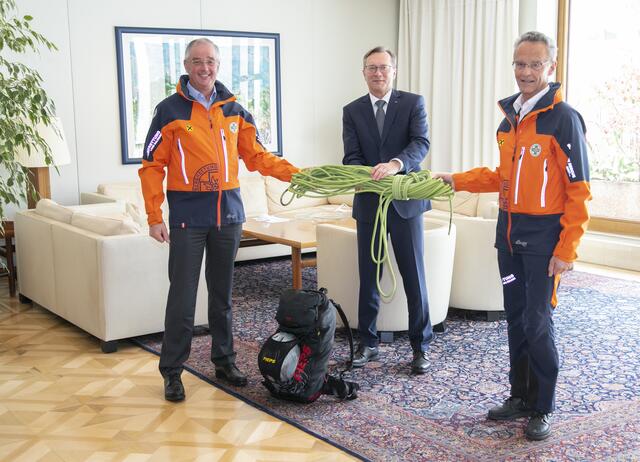 Martin Malter und Balthasar Laireiter (re.) von der Bergrettung Salzbrug freuen sich über die Unterstützung des Generaldirektors des Raiffeisenverbandes Salzburg Heinz Konrad. | Foto: Raiffeisen