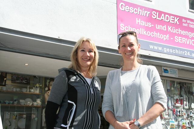 Chefin Susanne Sladek mit ihrer Tochter Manuela vor dem Geschäftslokal in der Reschgasse.