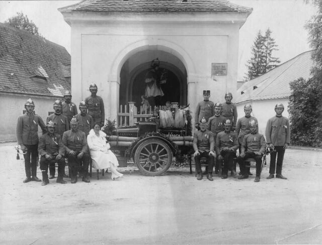 In der Mitte der Gesellschaft ist eine Motorspritze der FF Mauerbach. | Foto: zur Verfügung gestellt (17)