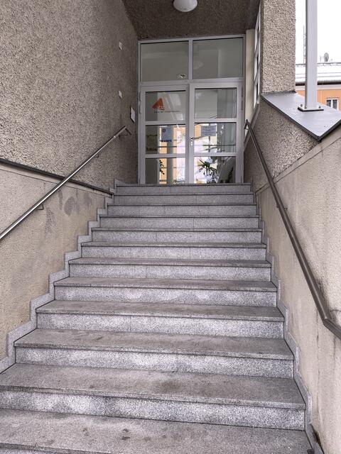 Die Treppe hinauf führt ins ABZ - Haus der Möglichkeiten in Itzling.