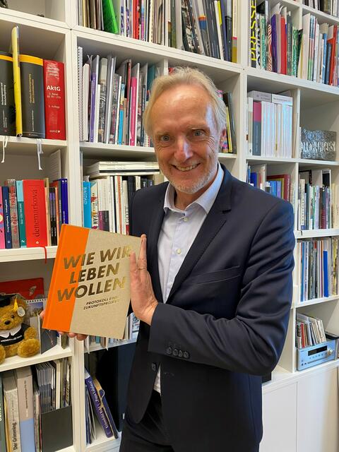 Kulturstadt Riegler mit dem Buch zum Kulturjahr 2020. | Foto: Mitarbeiterin der Stadt Graz