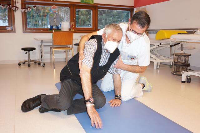 Lernsequenz zwischen Peer Tutor DGKP Martin Kanzian und einem Patienten um das vom Boden aufstehen sicherer zu bewältigen. Menschen im Alter und bei verschiedenen Krankheitsbildern können nicht mehr gut zu Boden gehen oder vom Boden aufstehen. Sicherheit darin zu erhalten ist aber relevant für das Gleichgewicht und dies ist wiederum bedeutend für die Vermeidung von Stürzen. Durch dieses Training gewinnen Patienten einerseits mehr Sicherheit im Gleichgewicht und andererseits ist es ihnen auch möglich, wieder gut vom Boden aufzustehen wenn sie doch einmal stürzen sollten.