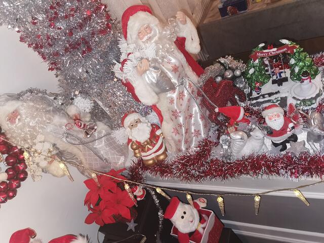 So viele Weihnachtsmänner auf einem Haufen gibt es bei Sabine Krepuszewsky.