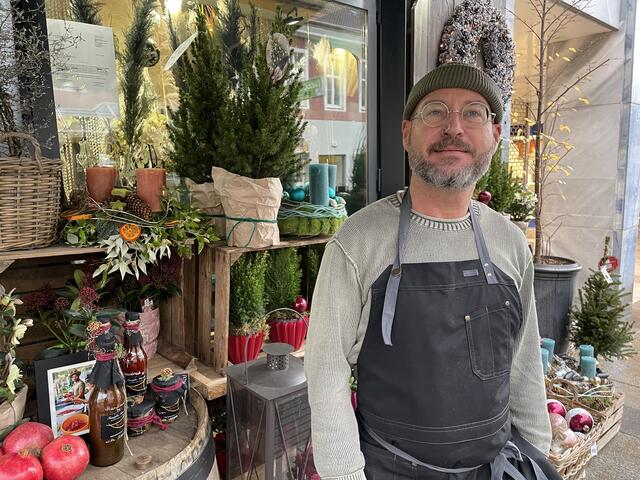 Michael Strangl, Chef von Naturart, bietet Blumen und Gemüse an. "Unsere Kundinnen und Kunden schätzen click & collect".