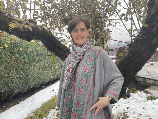 Ingrid Faßwald mit einem selbstgenähten und selbstbedruckten Cape. Auch das Halstuch ist eine Eigenkreation.