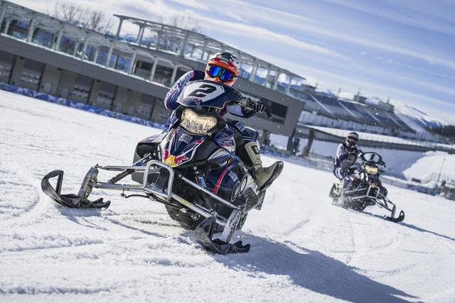 Auf Schneemobilen geht es ins Gelände. | Foto: RB/Platzer