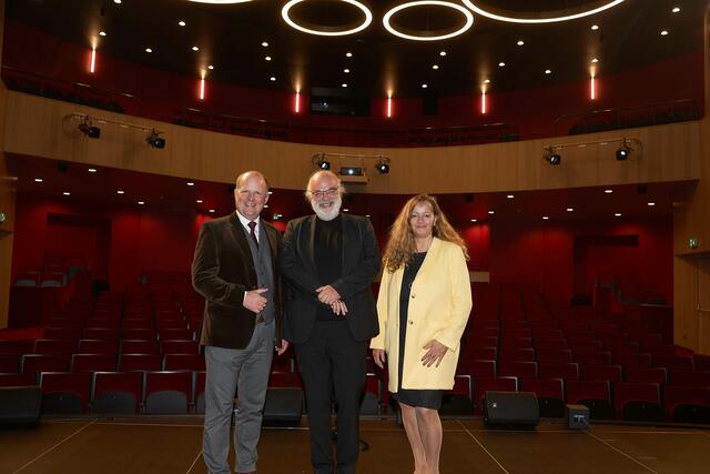 Ein starkes Team der Kultur in Bad Hall
BM Bernhard Ruf (li.), VzBM Kulturstadträtin Maria Riegl und Intendant Thomas Kerbl. | Foto: Hans Peter Holnsteiner