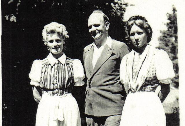 Historische Aufnahme (Anfang der 1950er-Jahre): Schuldirektor Franz Müller mit den beiden Lehrerinnen Erlacher und Marold.