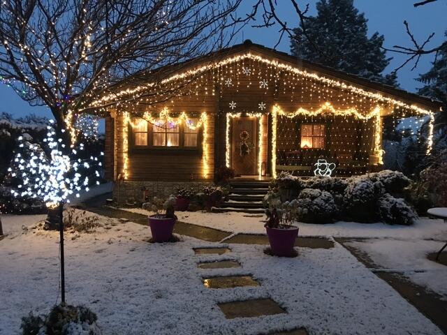 Rosana Weismaiers Mann hat sich besonders ins Zeug gelegt und präsentiert in Neuessling ein weihnachtlich geschmücktes Haus.