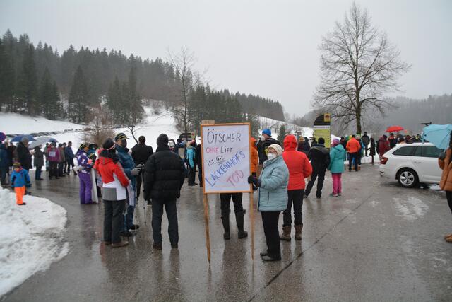 Demonstration gegen die Schließung der Ötscherlifte in Lackenhof