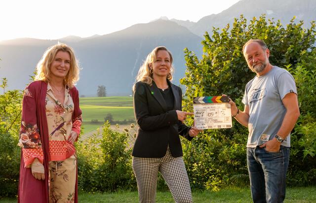 Gemeinsam haben sie die Region Innsbruck perfekt ins Bild gerückt: Regisseur Uli Brée mit den Publikumslieblingen Nina Proll und Maria Furtwängler (li.). | Foto: Servus TV_Heinz Laab