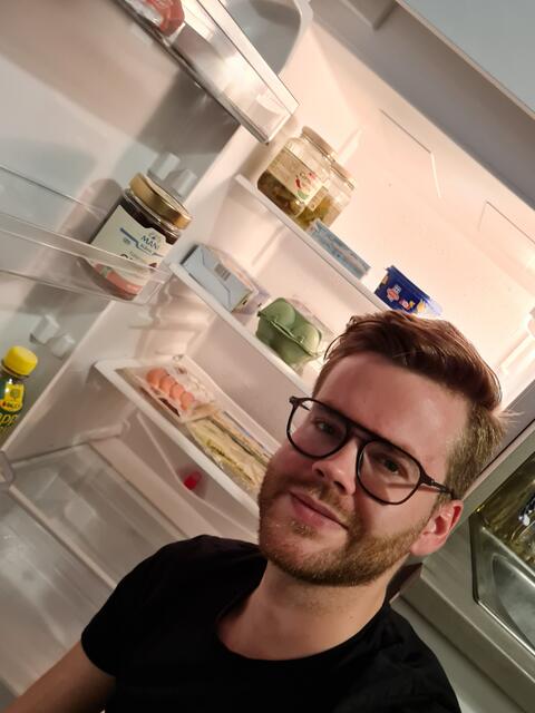 Im "Single-Haushalt" Kühlschrank von GR Erik Hofer findet man nur weniges. Frankfurter, Butter, Käse &amp; Co. | Foto: Privat