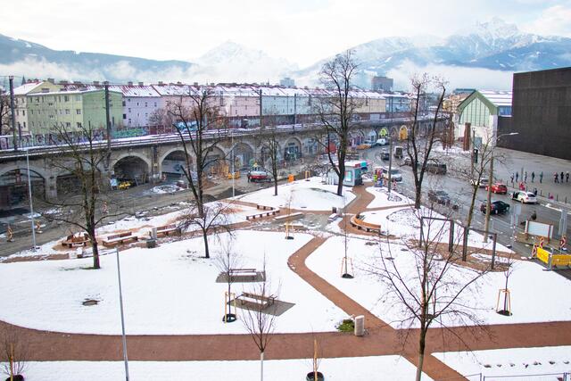 Winterlich weiß präsentiert sich der fertiggestellte Park in diesen Tagen. Das zentrale Wasserspiel geht im Frühjahr in Betrieb.