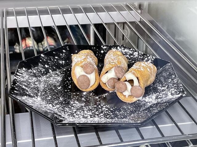 Cannoli alla Siciliana – knuspriger Teig gefüllt mit Ricota und Schokolade.
