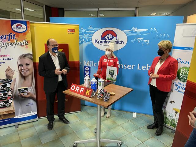 Helmut Petschar (Direktor Kärntnermilch), Katharina Truppe und Landesdirektorin des ORF Kärnten, Karin Bernhard.  | Foto: ORF