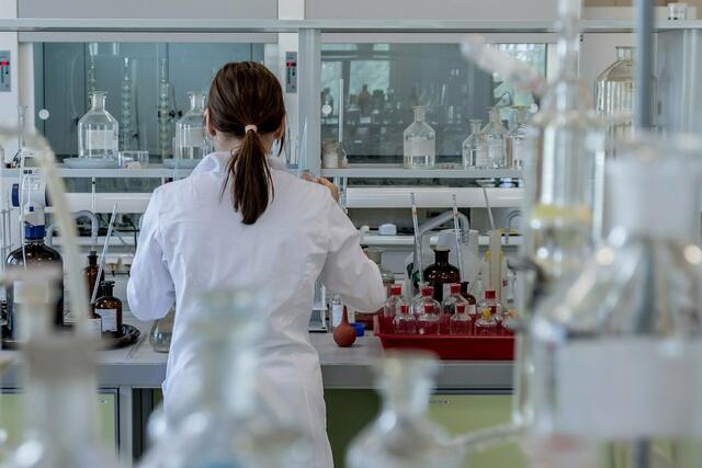 Noch weiß man zu wenig, um die Gefährlichkeit der neuen Coronavirus-Variante Omikron exakt einschätzen zu können. Fakt ist: Sie breitet sich aus. Und zwar schnell. In Österreich sind bereits fünf Bundesländer betroffen.