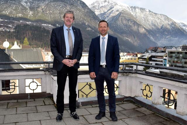 Angelobung: Bezirkshauptmann Markus Maaß mit dem neuen Bürgermeister Patrik Wolf (v.l.). | Foto: BH Landeck/Spiß