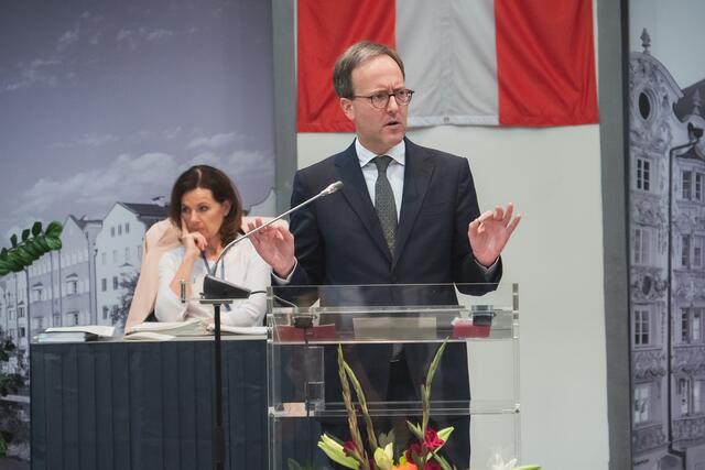 Der pinke Klubchef fordert „ein Ende der Hinhaltepolitik“ in Sachen Tourismus: Die Wahrheit ist den Menschen zuzumuten. Realistisch gesehen wird die Hotellerie nicht vor Februar aufgehen. | Foto: © NEOS