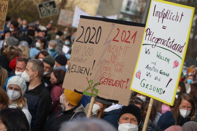 Maßnahmengegner wollen auch in Waidhofen protestieren, wie hier auf dem Bild in Wels. | Foto: laumat.at/Matthias Lauber