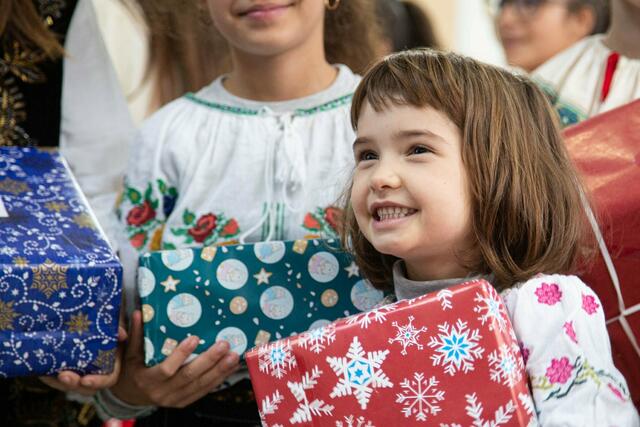 Die strahlenden Kinderaugen bringen den Schenkern sehr viel Freude, | Foto: Weihnachtspackerlaktion Roundtable-Familie