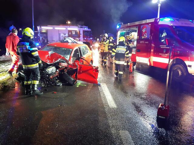 Ein Frontalzusammenstoß zweier PKW in St. Michael erforderte den massiven Einsatz von Feuerwehr und Rotem Kreuz. | Foto: FF St. Michael