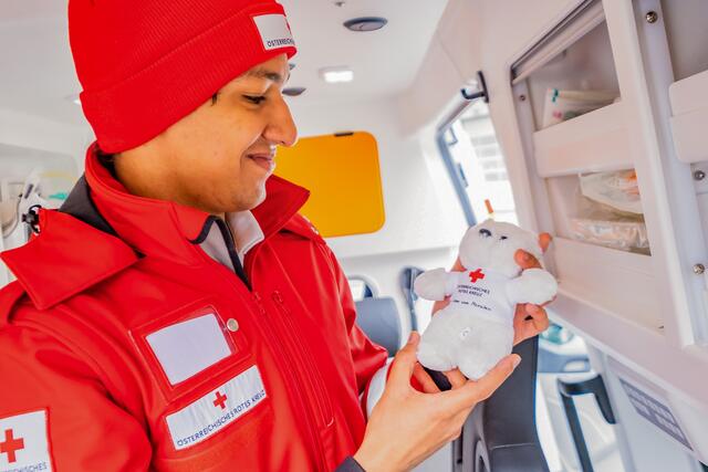 Die meisten Freiwilligen engagieren sich im Rettungsdienst und versorgen erkrankte oder verletzte Menschen mit Zuwendung und Empathie. | Foto: Rotes Kreuz Tirol|Andreas Amplatz