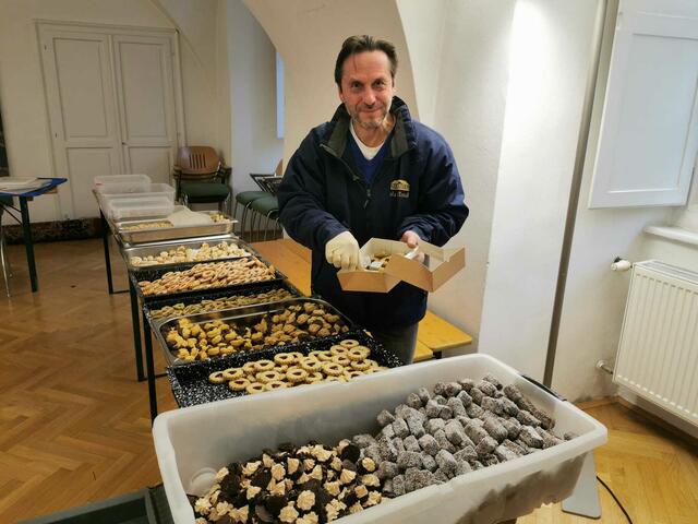 Willi Trunk beim Einbacken der leckeren Weihnachtskekse.