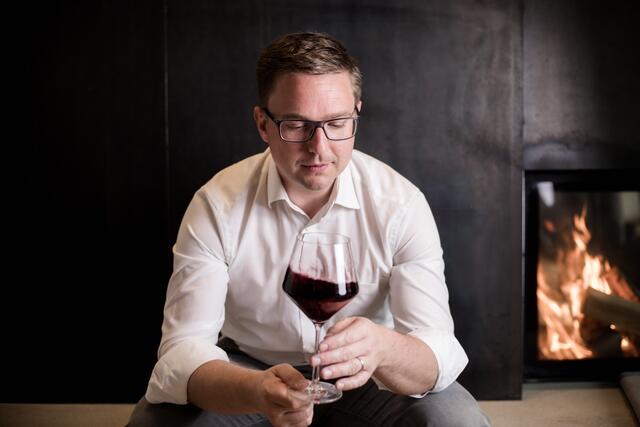 Der gebürtige Steirer Alexander Koblinger ist seit 2016 als Chefsommelier im Stammhaus der Döllerer in Golling sowie als Service- und Qualitätsmanager für Döllerers Weinhaus in Kuchl tätig.