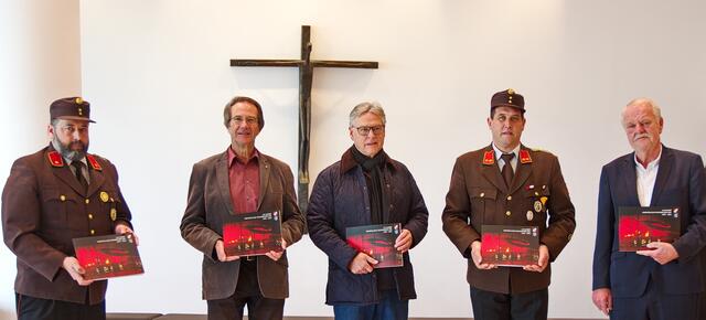 Kdt.-Stv. Georg Schindlholzer, Peter Kitzbichler, Erwin Thrainer, Kdt. Andreas Kronthaler und Bgm. Georg Aicher-Hechenberger (v.l.) halten das fertige Werk in ihren Händen.  | Foto: Mario Wimmer
