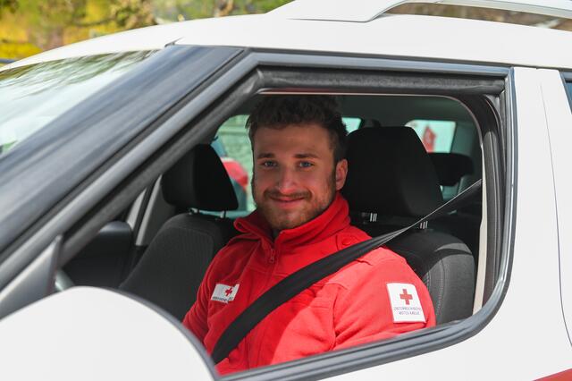 Im betreuten Fahrdienst oder in anderen Fahrdienstleistungen des Roten Kreuzes sind Rotkreuzler:innen freiwillig unterwegs und tragen so zur Mobilität der Menschen bei. | Foto: Rotes Kreuz Tirol, Daniel Liebl