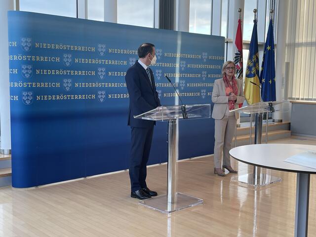 Landesrat Jochen Danninger und Landeshauptfrau Johanna Mikl-Leitner heute bei der Pressekonferenz zum Skigebiet Lackenhof.  | Foto: RegionalMedien NÖ