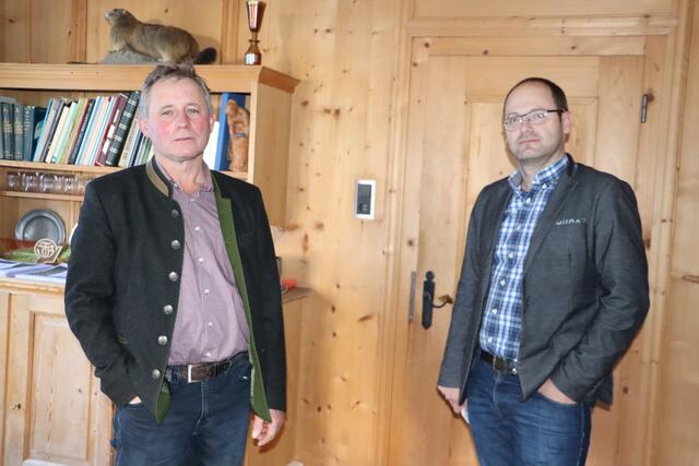 Bezirksbauernobmann Elmar Monz (li.) und Bezirksstellenleiter der Landwirtschaftskammer Landeck Peter Frank zogen eine umfangreiche Bilanz zu den drei Herdenschutzprojekten im Oberen Gericht.