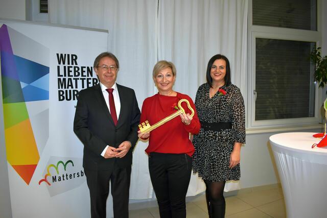Im Anschluss an die Gemeinderatssitzung wurde Mattersburgs neue Bürgermeisterin Claudia Schlager von Bezirkshauptmann Werner Zechmeister angelobt. LH-Stv. Astrid Eisenkopf war unter den ersten Gratulanten. | Foto: Stadtgemeinde Mattersburg