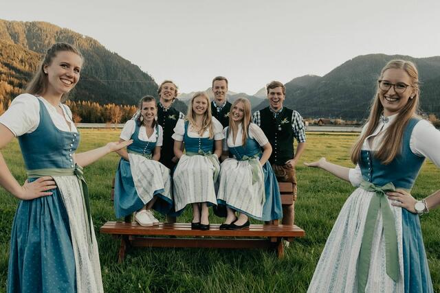 Die Projektleiterinnen präsentieren das gesamte Team hinter dem Kochbuch: v.l.n.r: Johanna Laubichler, Katharina Reiter, Tobias Haym, Linda Fischbacher, Stefan Walchhofer, Lena Fischbacher, Johannes Kirchner und Stefanie Wallinger (Projektleiterin).
