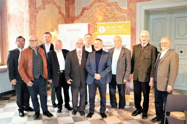 Josef Hubmann (2.v.r.)  und Mitglieder der KMB Graz-Umgebung Süd bitten um eine Spende für die Indigenen in Amazonien.  | Foto: Edith Ertl