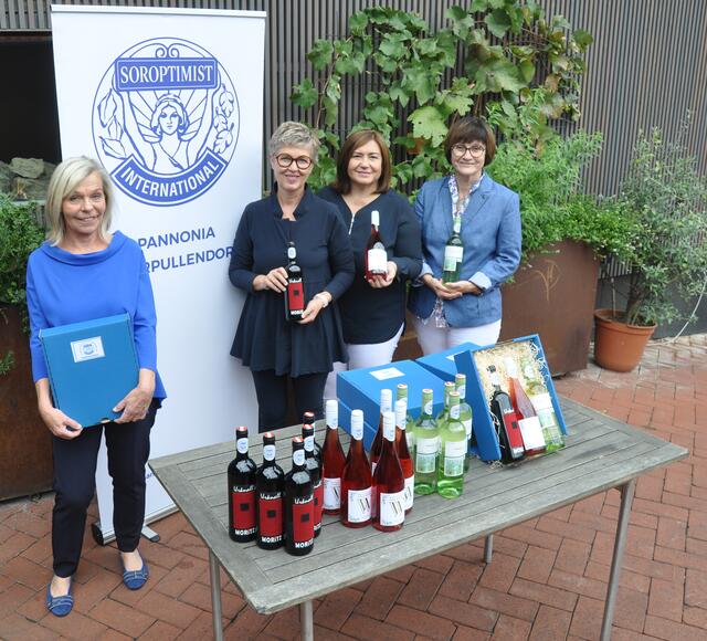 Christine Wellanschitz, Waltraud Reisner-Igler und Barbara Blagusz stellen ihre Weine zur Verfügung.