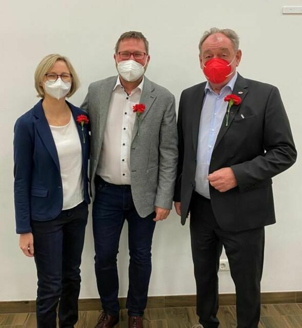 Christian Wöhl (Mitte) wurde offiziell zum Bürgermeister und Sandra Puntigam zur Vizebürgermeisterin von Hirm gewählt. SP-Bezirksvorsitzender LAbg. Dieter Posch gratulierte. | Foto: Hirm