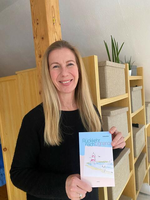 Andrea Böhm mit ihrem Roman "Reise nach Lignango" Das Titelbild und die Skizzen im Buch stammen von Claudia Hauboldt. | Foto: KK