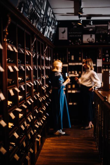 Weinliebhaber als Endverbraucher die Beratung und den Service des Sommelier-Teams um Alexander Koblinger in der Enoteca des Weinhauses.