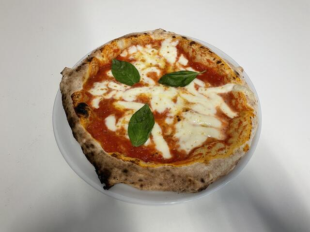Eine Pizza wie man sie aus Neapel kennt bringen Geatano Brancato und sein Partner Pietro Andolfi auf den Teller.
