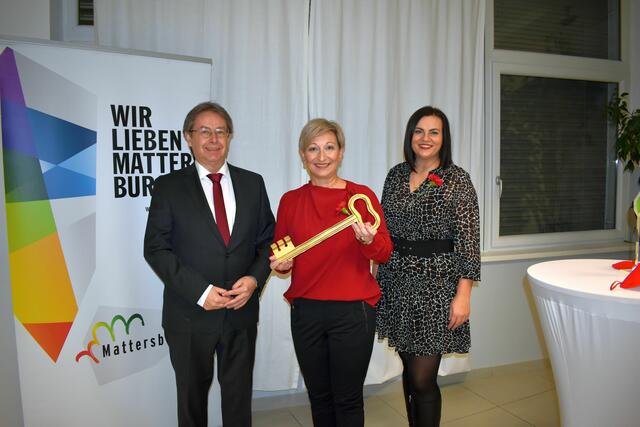 Im Anschluss an die Gemeinderatssitzung wurde Mattersburgs neue Bürgermeisterin Claudia Schlager von Bezirkshauptmann WHR Werner Zechmeister angelobt. LH-Stv. Astrid Eisenkopf war unter den ersten Gratulanten. | Foto: Stadtgemeinde Mattersburg