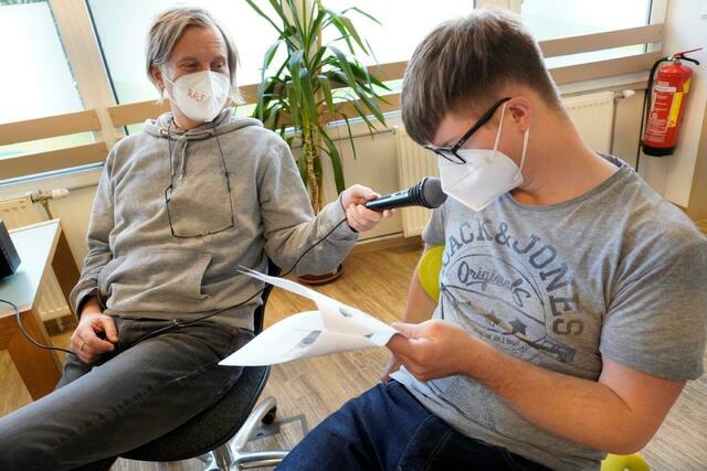 Die Teilnehmerinnen und Teilnehmer arbeiten an einer Radiosendung, die auf Radio Freirad ausgestrahlt wird. | Foto: JobInn